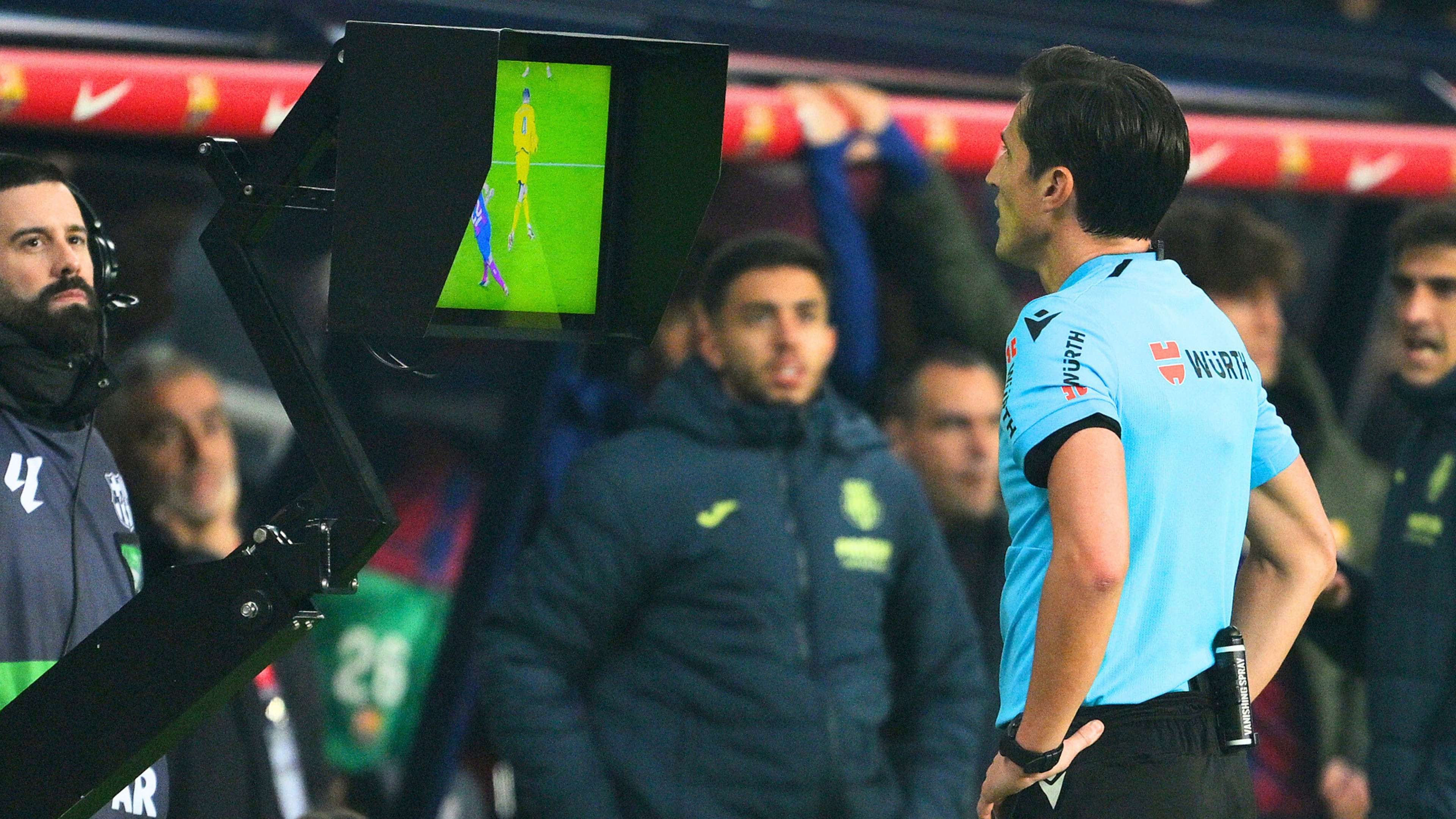 VAR referee