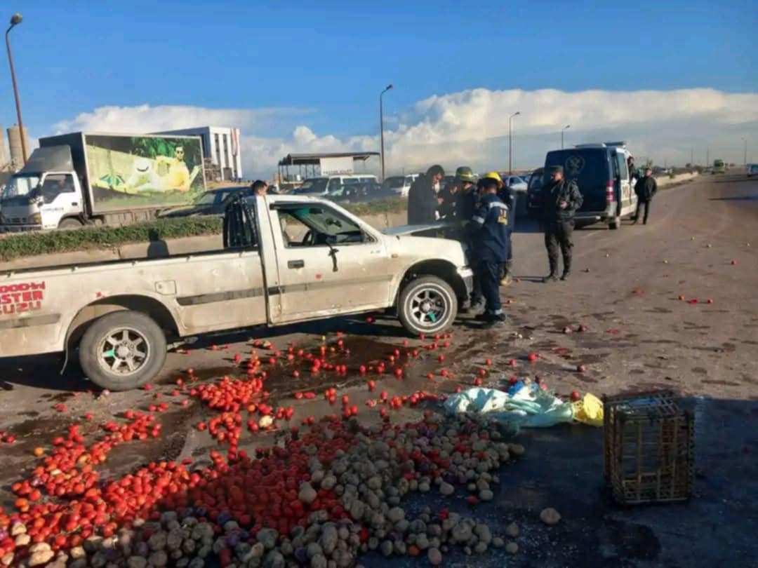 انقلاب سيارة طماطم بالطريق الصحراوي الإسكندرية