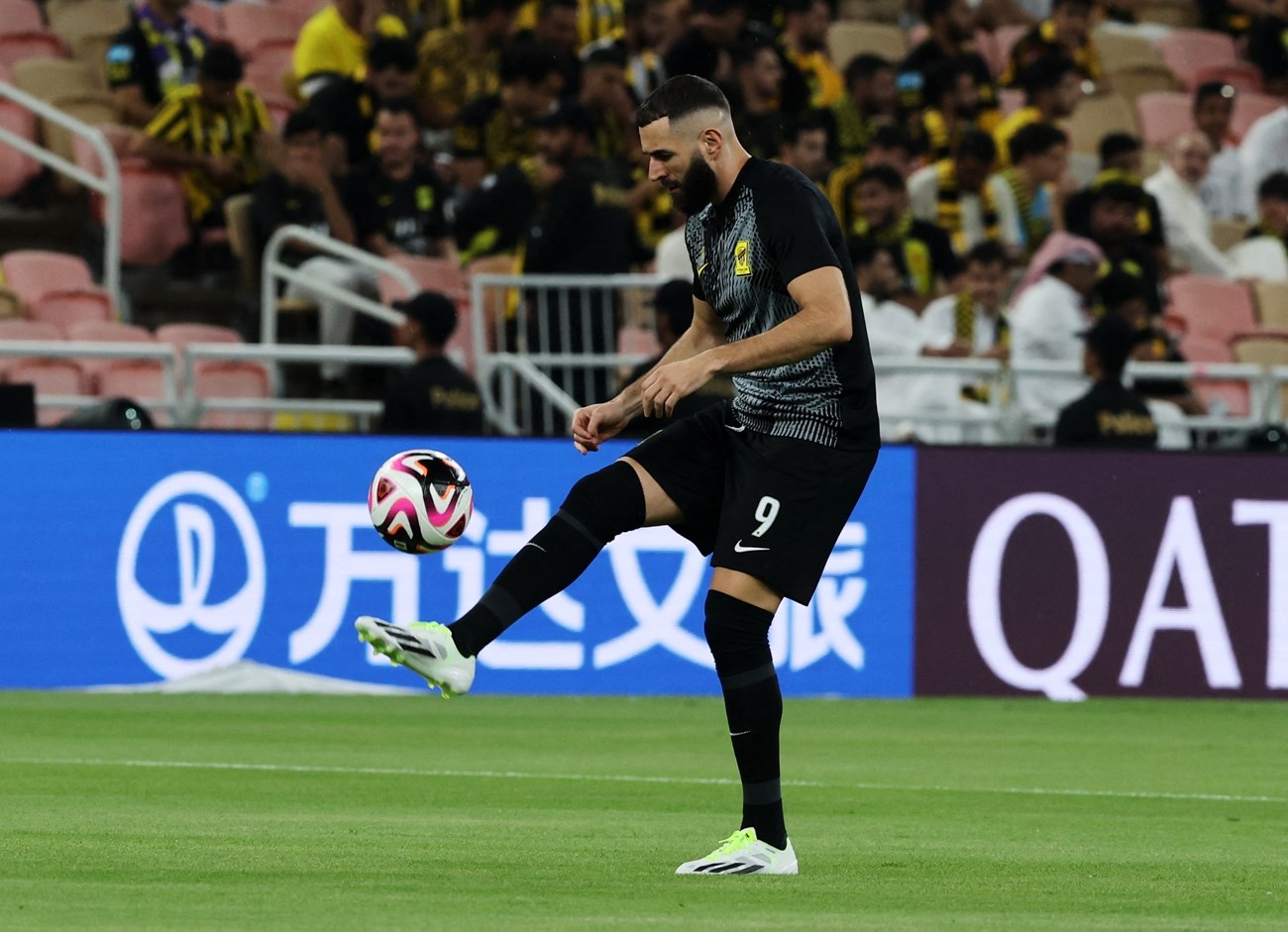 مورينيو و تشافي يلخصان فارق الطموح بين برشلونة و ريال مدريد ..! 