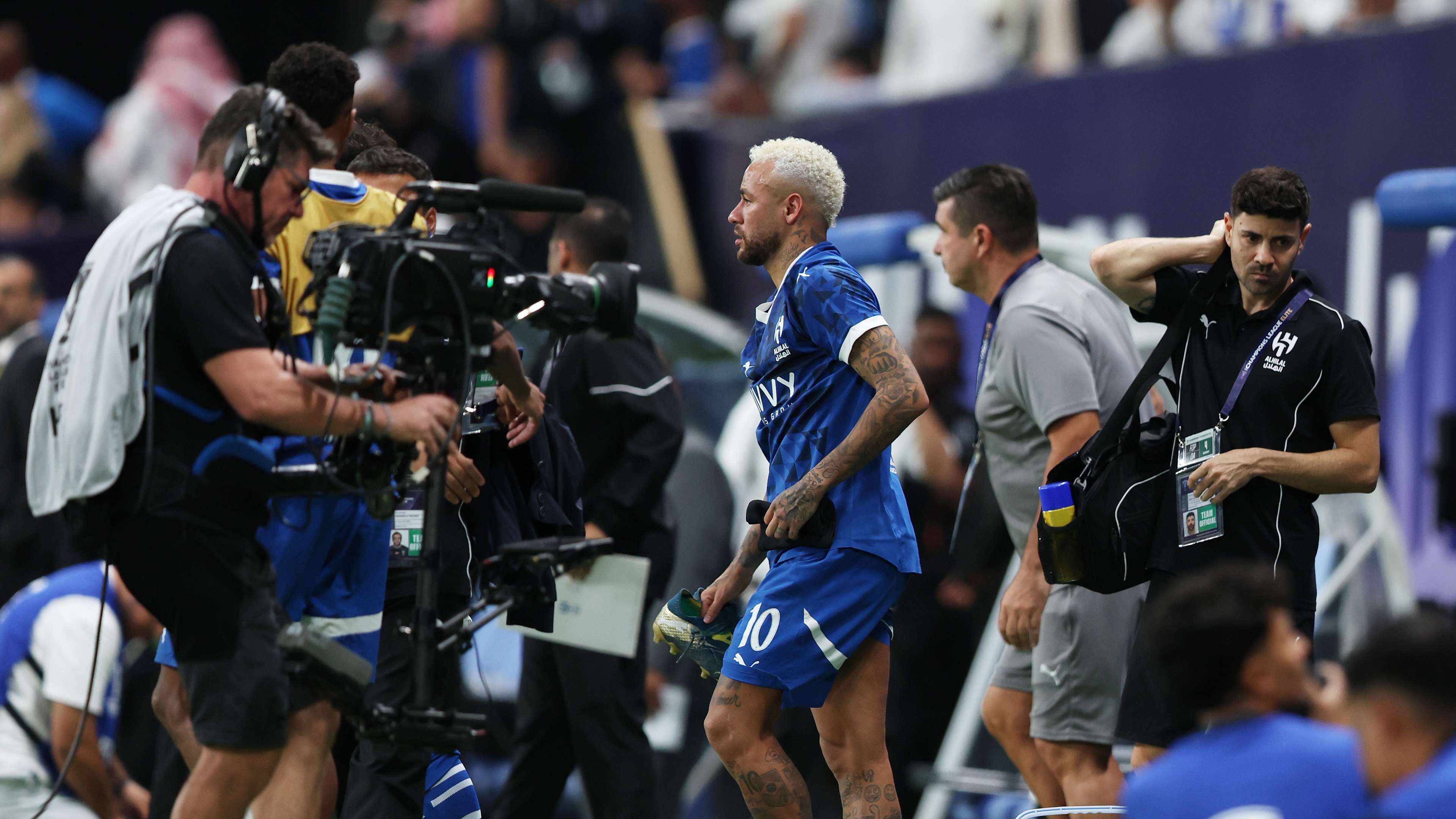 طاقم تحكيم مباراة الهلال والفتح في الدوري السعودي 