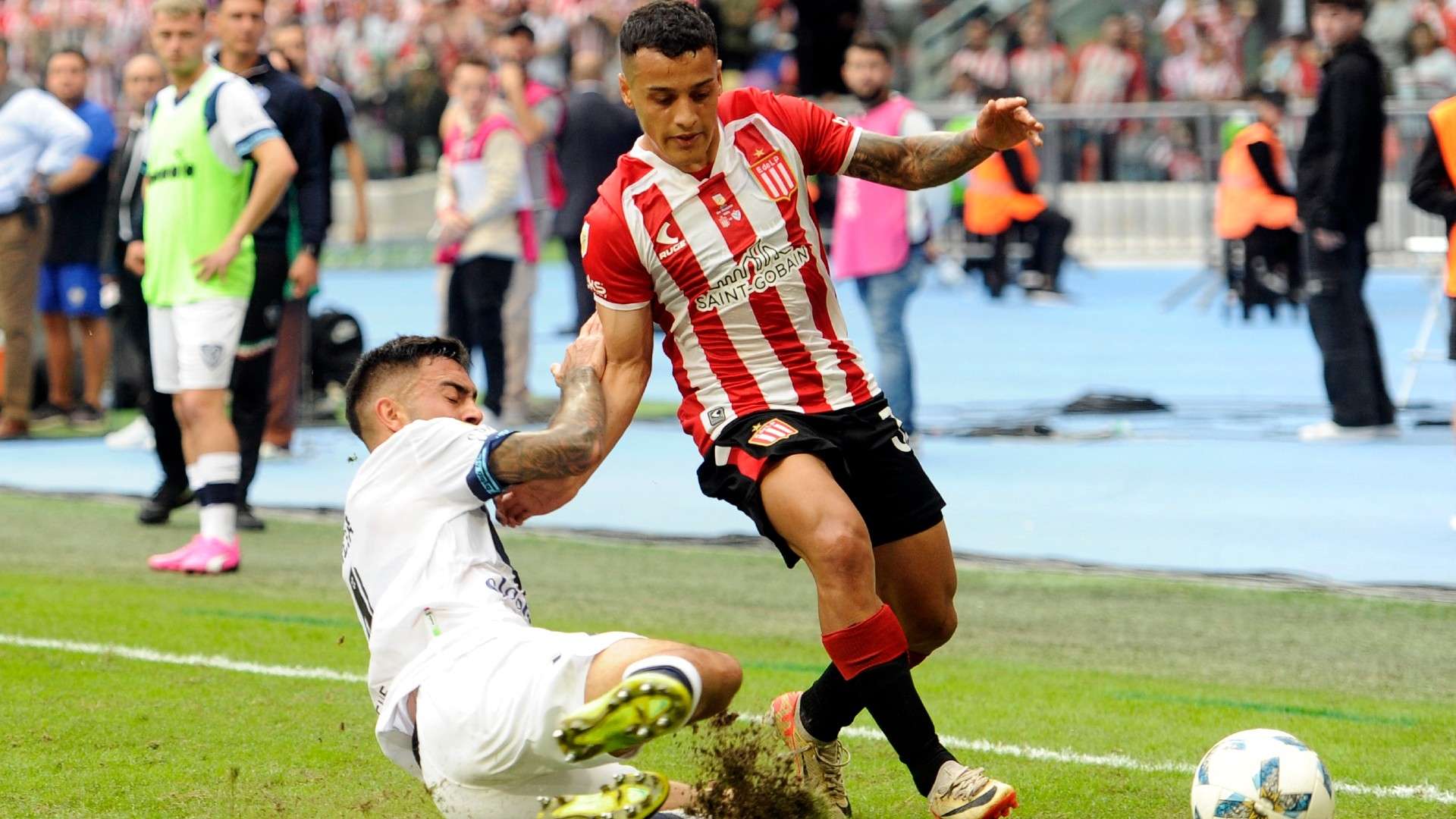 فيديو | ذهب لفهد بن نافل خصيصًا .. شكوى من كريستيانو رونالدو بعد ديربي الهلال والنصر | 