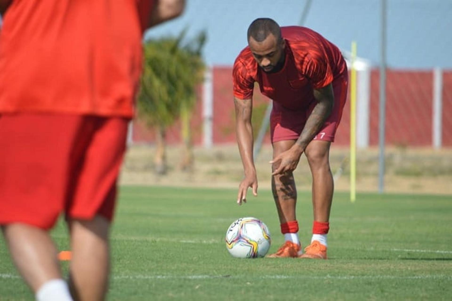 فيديو : بعد هدفه رقم ٣٠٠ أرقام كريستيانو وميسي في خطر 