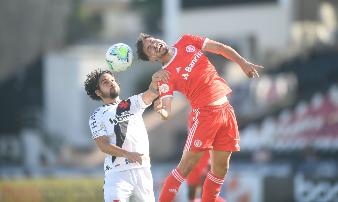 داليتش يهنئ اللاعبين بالفوز على البرتغال 