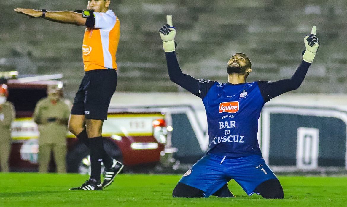 موقف فرانك كيسي من المشاركة مع الأهلي أمام الهلال 