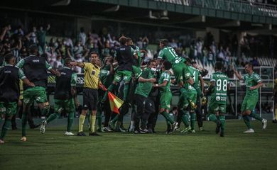 الكشف عن حكم مباراة الهلال والنصر في ديربي 