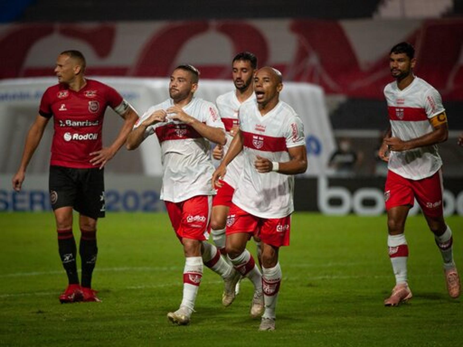 إنتر يخطف فوزًا قاتًلا من فيرونا 2-1 ويبتعد بصدارة الدورى الإيطالي.. فيديو 