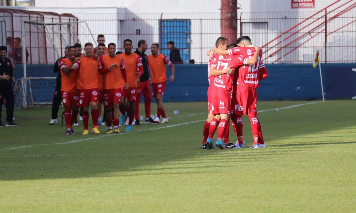 صور.. لامين يامال يؤدي واجباته المدرسية خلال اليورو 