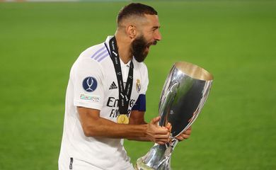 ديفيز يرحب باهتمام ريال مدريد 