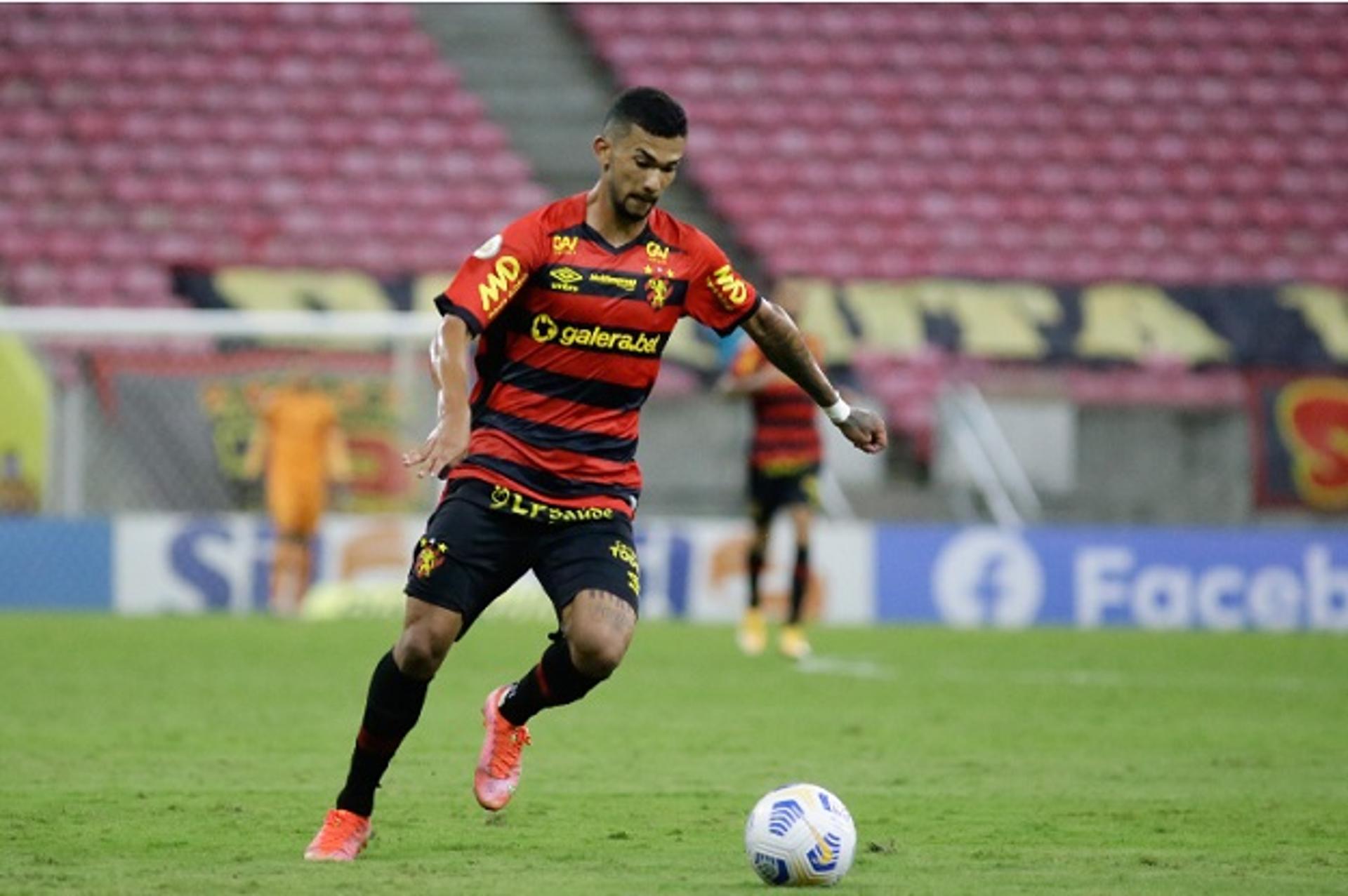 فيديو | قبل الكلاسيكو .. جماهير الأهلي تستفز الهلال بـ"هتافات مسيئة" | 