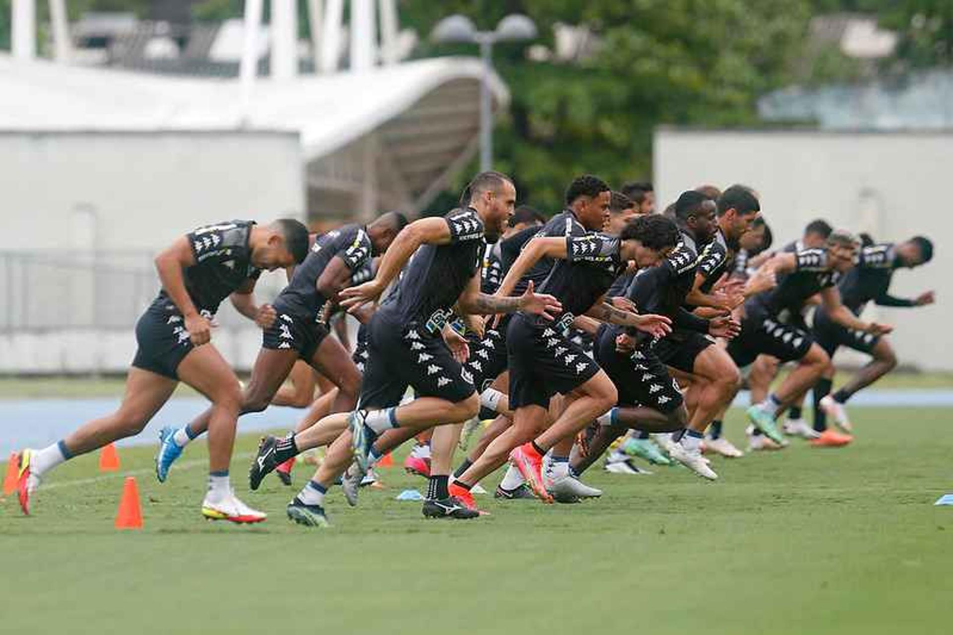 جيرارد يفاضل بين هذا الثنائي للدفع بأحدهما أمام النصر في دوري روشن 