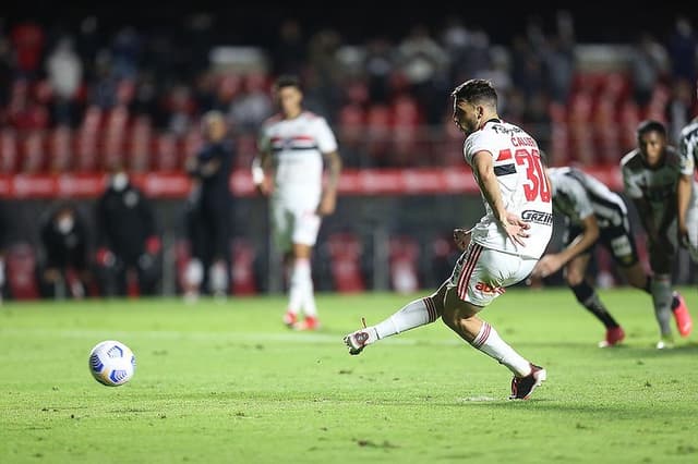 "الانضباط" تقول كلمتها في واقعة ركل كانسيلو للوحة الإعلامية .. وتعاقب الهلال بعد ديربي النصر | 