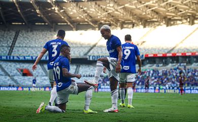 لامين يامال يتجاوز فينيسيوس جونيور ويتصدر قائمة المراوغين في الدوري الإسباني - Scores 