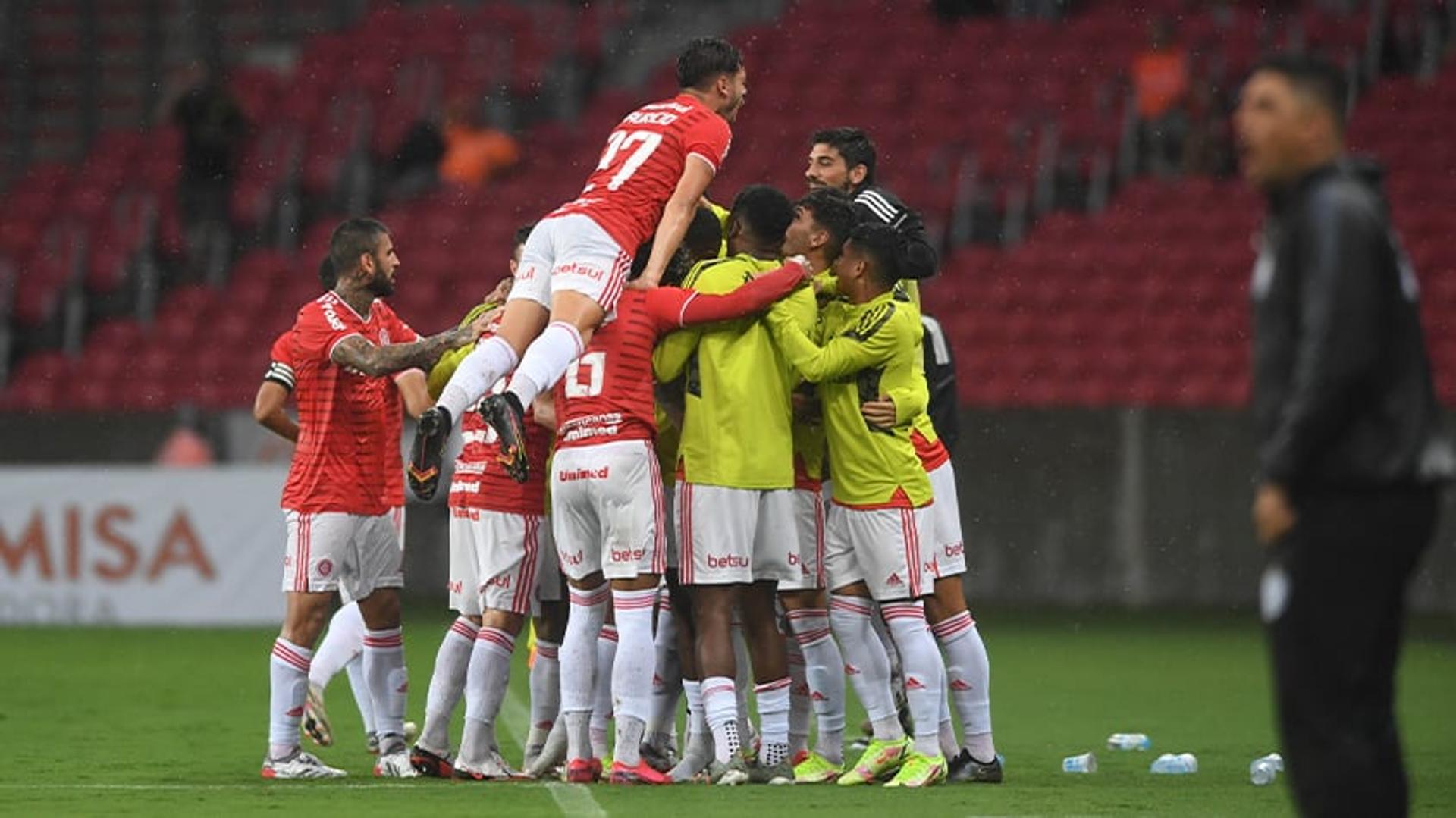 "بعد أن أخرسهم قام بتصرف غريب آخر" .. فيديو جديد يورط ساديو ماني مع جماهير النصر | 