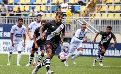 طاقم تحكيم نهائي السوبر بين الهلال والنصر 