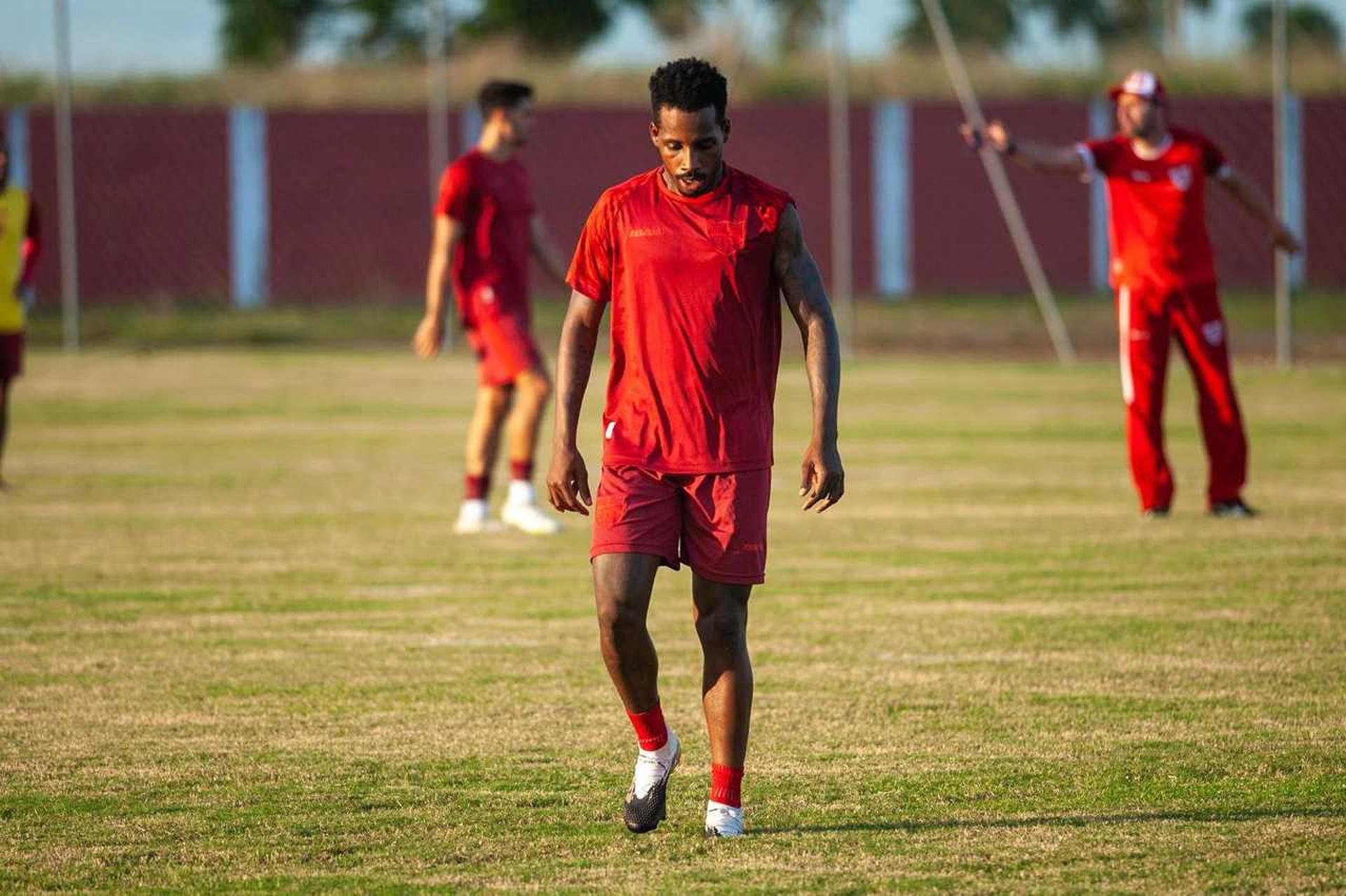 اللاعب الذي يطلب منه كارفاخال الانتقال للريال يوميًا! 