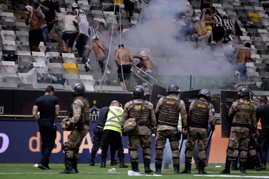 صور.. شعار الدوري الذهبي يزين قميص باير ليفركوزن الجديد 