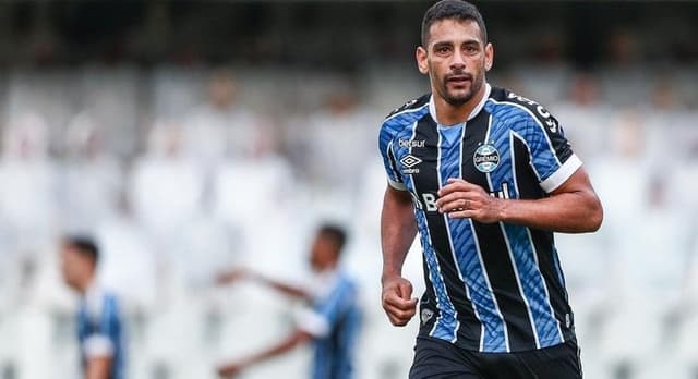 صراع ثلاثي على لاعب الهلال في سوق الانتقالات 