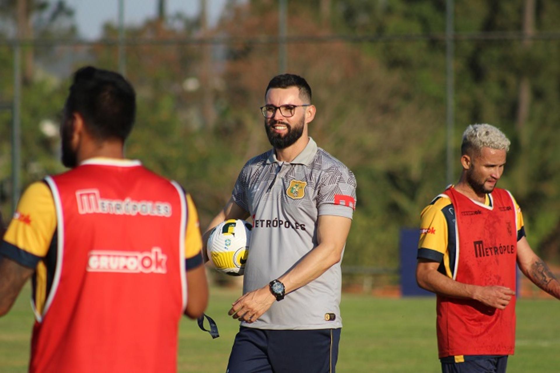 قرار هام من لويس كاسترو تجاه لاعبي النصر 