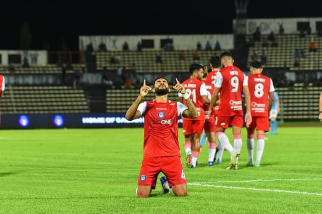 ليفركوزن يتمسك بصدارة الدوري الألماني بعد الفوز على فرايبورج 3-2 