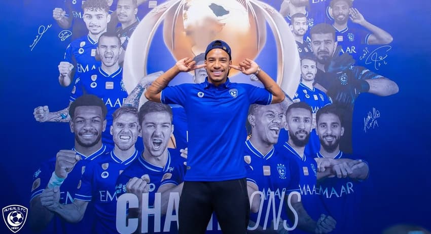 بالصور.. لاعب الخليج يستفز جماهير الهلال 