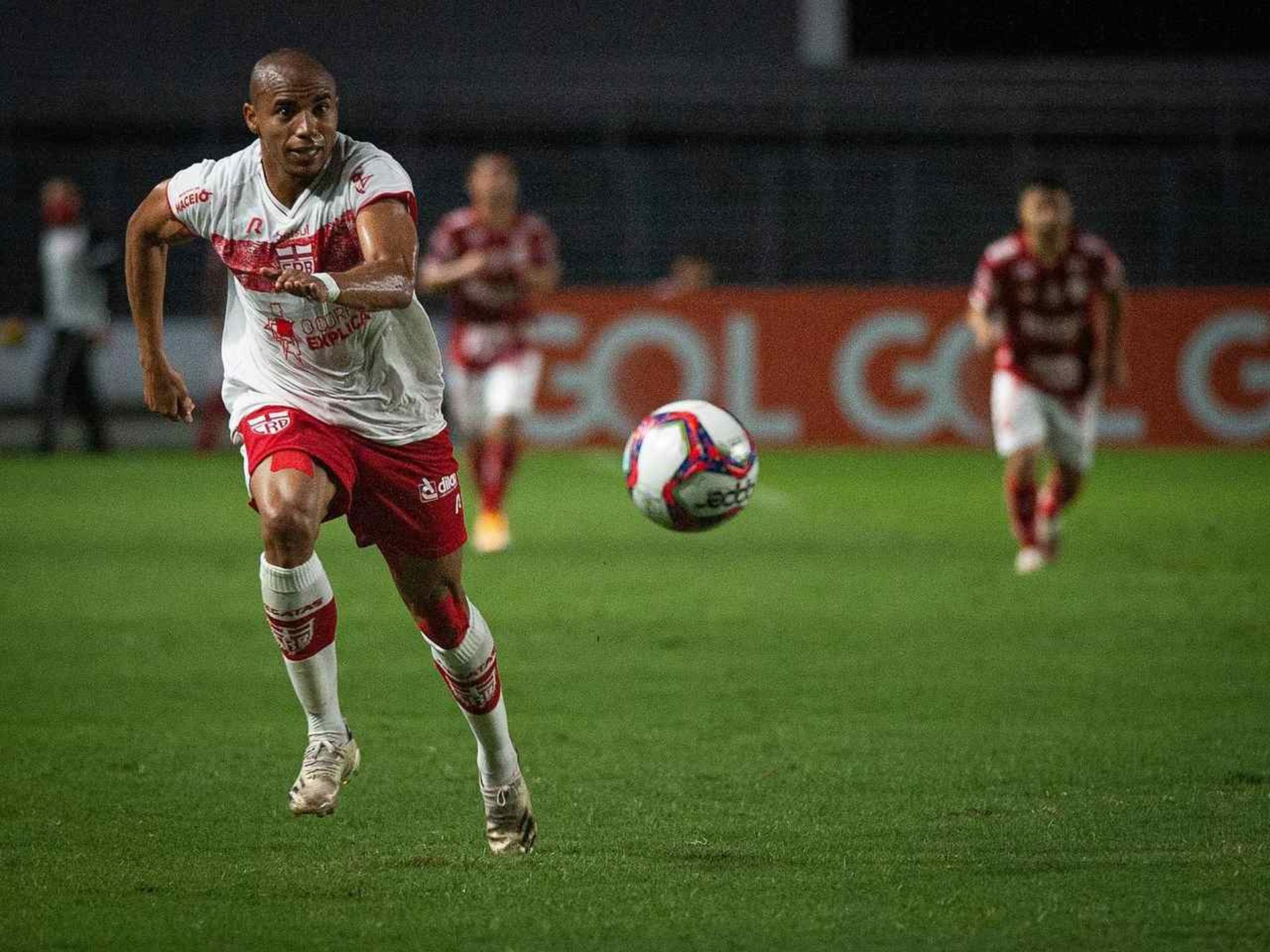 كاف يعقد مقارنة بالأرقام بين زيزو وتاو قبل موقعة الأهلى والزمالك فى السوبر 