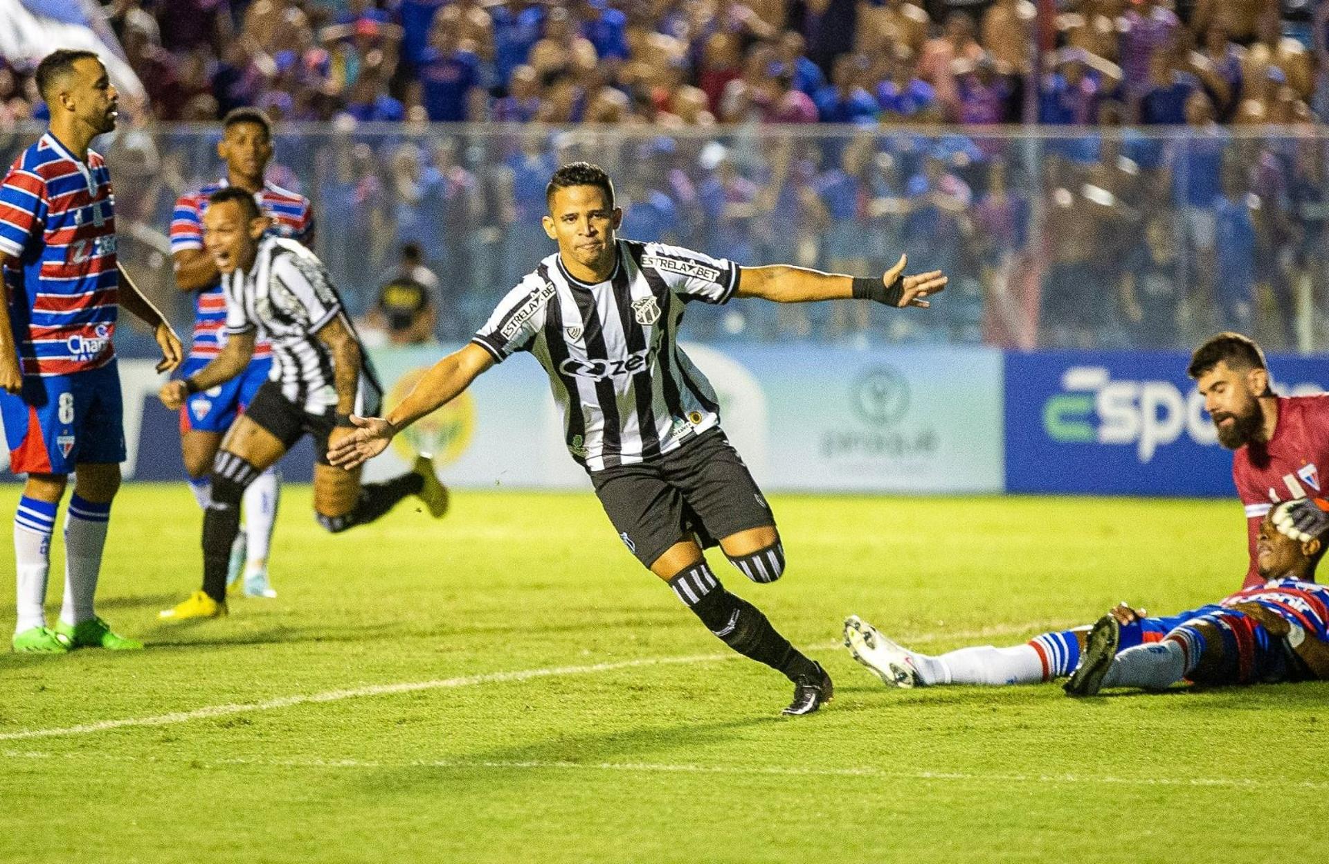 جيسوس يكافئ لاعبي الهلال بعد القبض على الصدارة 