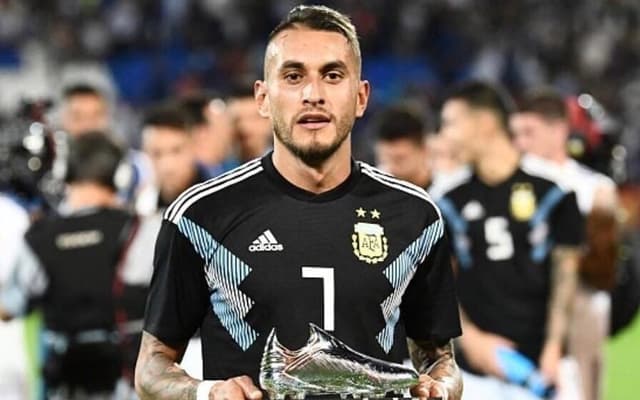 الاتحاد الجزائرى يعلن وفاة لاعب شاب بعد سقوطه داخل الملعب 