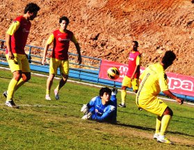 فيديو.. لقطة طريفة لطفلة مع كامافينغا 